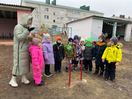 "На прогулке не скучаем, дружно, весело играем!" "На прогулке не скучаем, дружно, весело играем!".